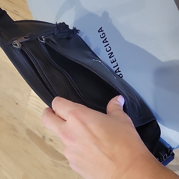 Balenciaga leather fanny pack/cross body - Picture 4 of 8